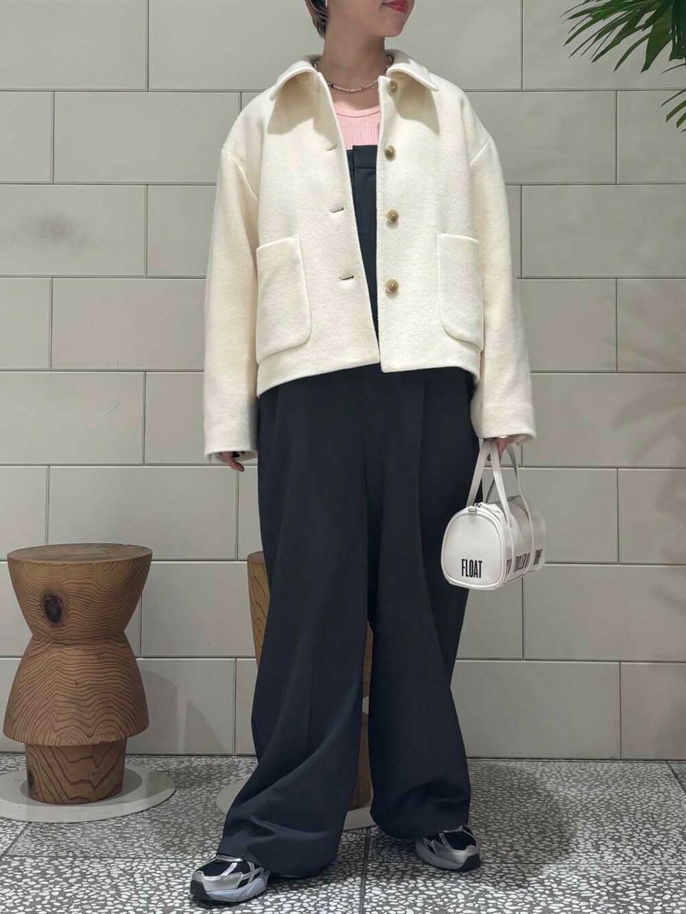 ホワイト系のボストンバッグ、ホワイト系のその他アウター、グレー系のサロペット/オーバーオールを着用したレディースの冬コーディネートの5枚目の写真