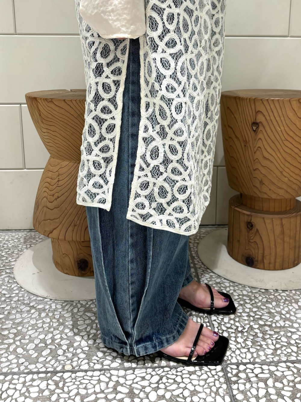 「レイヤードスタイル、お出かけコーデ、ワンピース、モノトーン、秋服準備はじめました、淡色コーデ」｜「URBAN RESEARCHのヴィンテージサテンブラウス（シャツ/ブラウス、ホワイト系）」を使った、MINAMIさん（レディース・158cm）の夏コーディネートの3枚目の写真