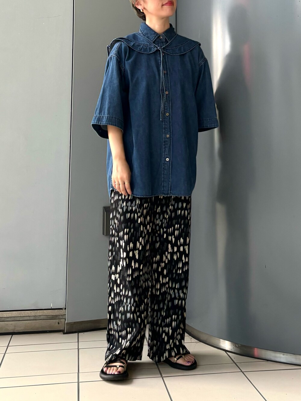 「休日スタイル、おしゃ見えテクニック、シンプル、フリル、パンツスタイル」｜「LAATOのdenim blouse（シャツ/ブラウス、ブルー系）」を使った、MINAMIさん（レディース・158cm）の夏コーディネートの3枚目の写真