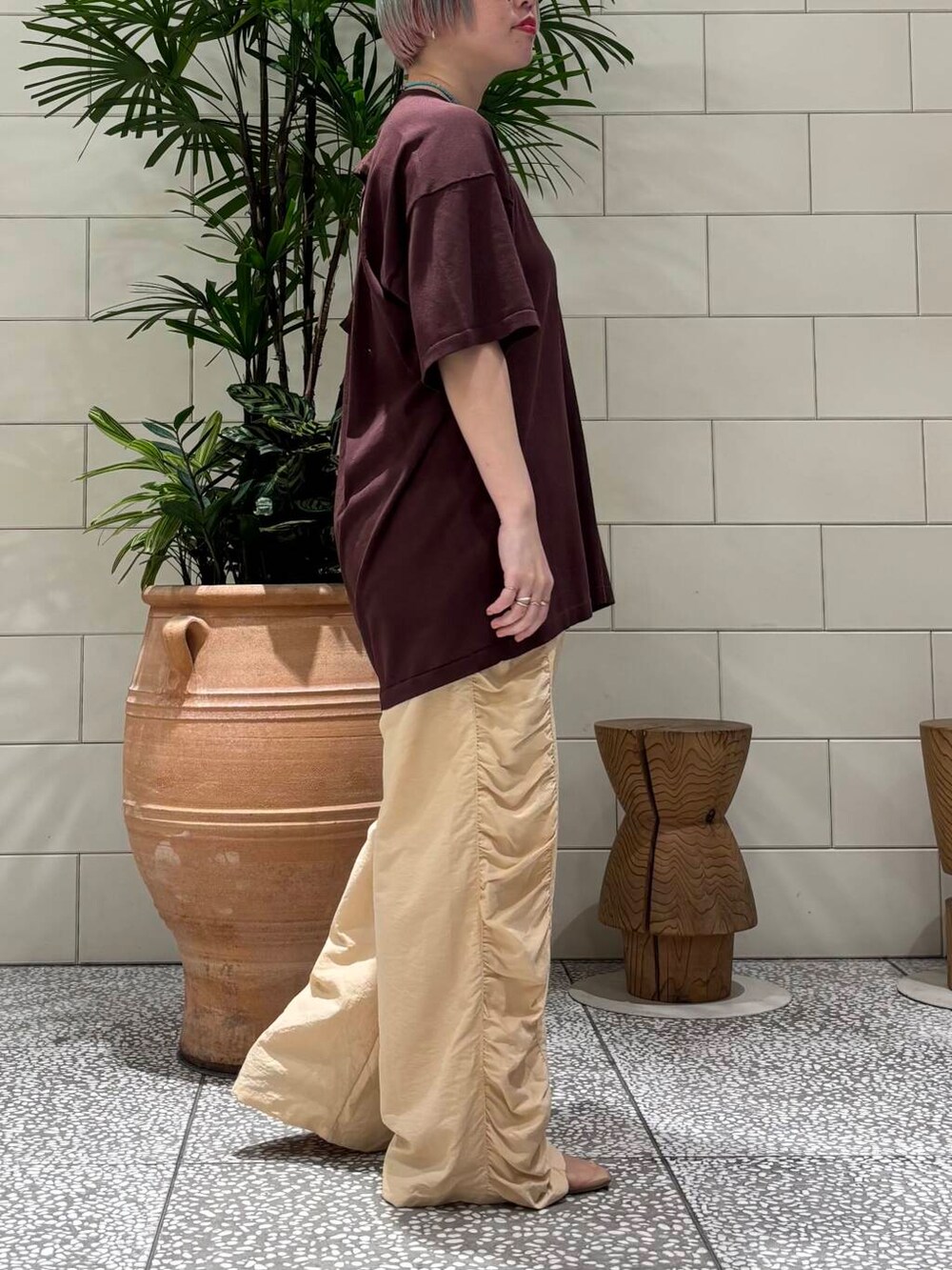 ブラウン系のTシャツ/カットソー、オレンジ系のその他パンツ、ベージュ系のパンプスを着用したレディースの春コーディネートの3枚目の写真