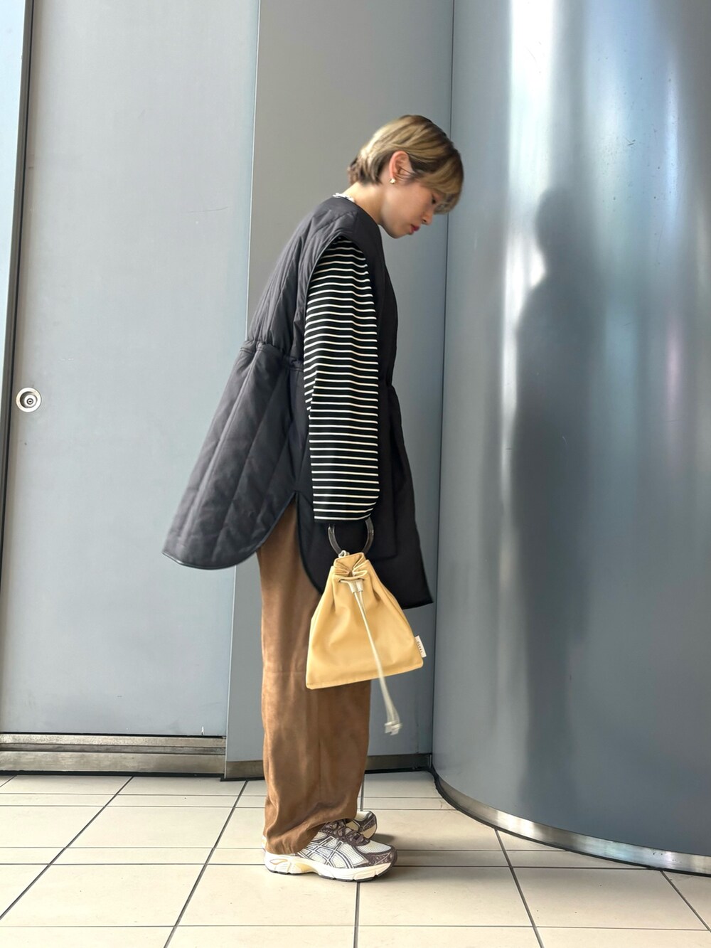 「お出かけコーデ、秋服準備はじめました、レイヤードスタイル、ボーダー、ブラウン」｜「URBAN RESEARCHの『一部WEB限定カラー』ショート丈ロングTシャツ（Tシャツ/カットソー、ブラック系）」を使った、MINAMIさん（レディース・158cm）の夏コーディネートの2枚目の写真