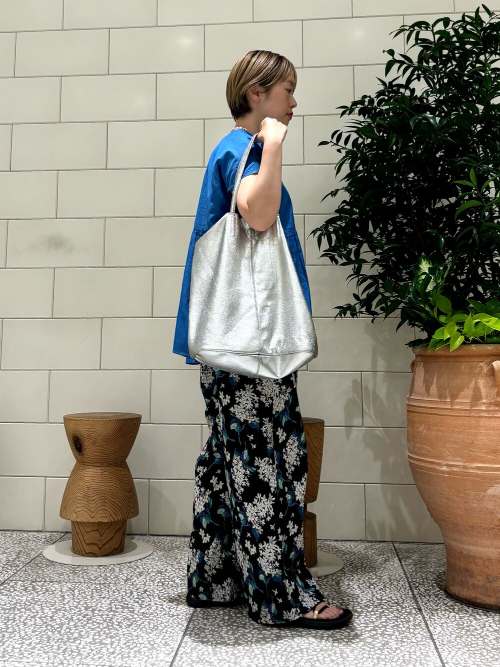 「きれいめカジュアル、お出かけコーデ、夏コーデ、シンプル、大人かわいい、カラーコーデ」｜「かぐれのリバティイージーパンツ（その他パンツ、ブラック系）」を使った、MINAMIさん（レディース・158cm）の夏コーディネートの2枚目の写真