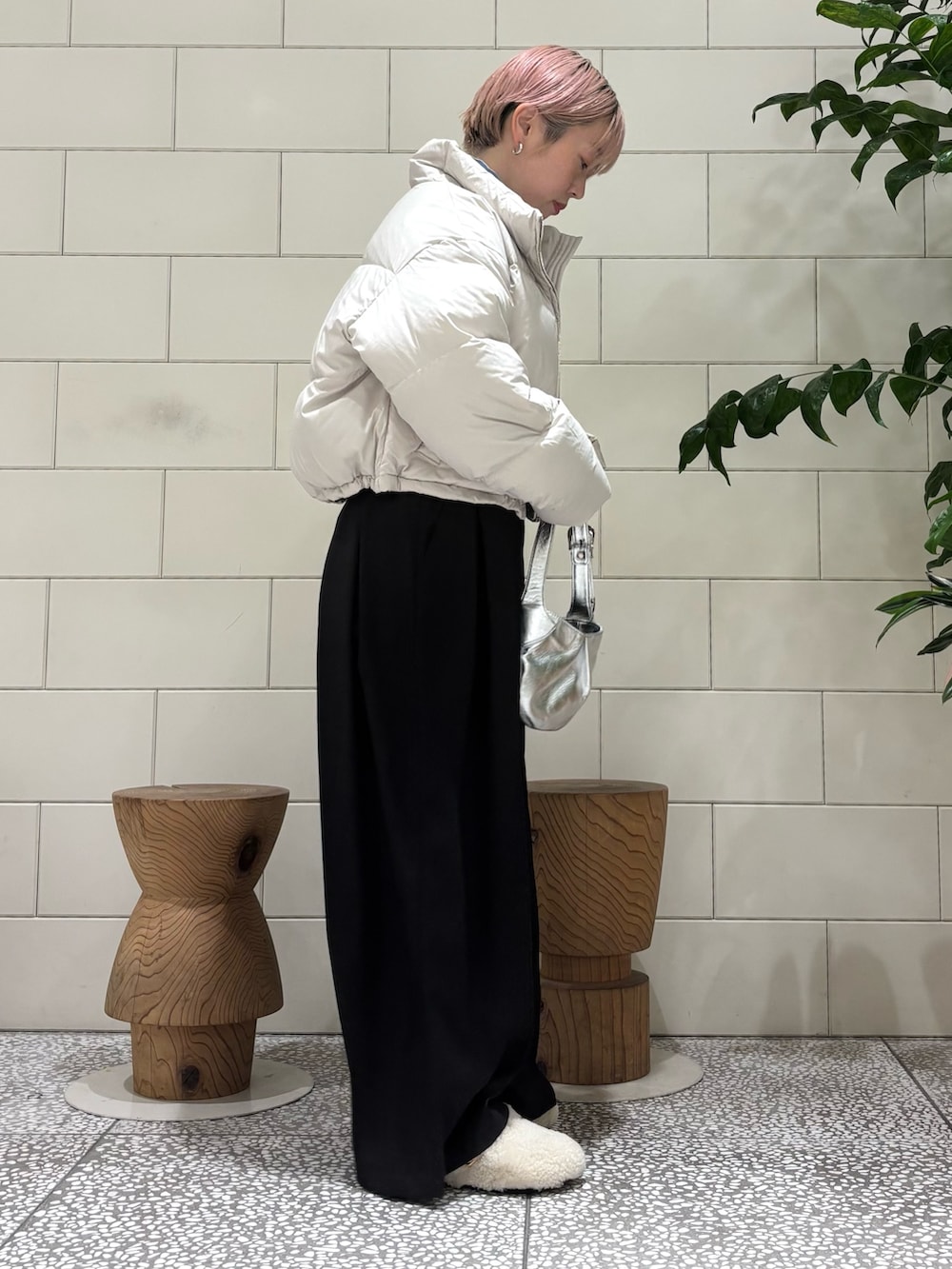 ホワイト系のダウンジャケット/コート、ブルー系のTシャツ/カットソー、ブルー系のスウェットを着用したレディースの冬コーディネートの2枚目の写真