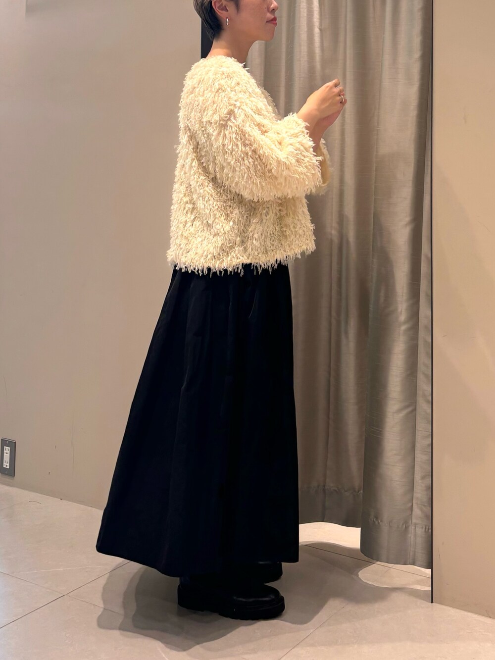 「デートコーデ、秋コーデ、休日スタイル、ロングスカート、モノトーン、秋先取りコーデ」｜「URBAN RESEARCH ROSSO WOMENのCHIGNON　フェザーフリンジTシャツ（Tシャツ/カットソー、ホワイト系）」を使った、MINAMIさん（レディース・158cm）の秋コーディネートの2枚目の写真
