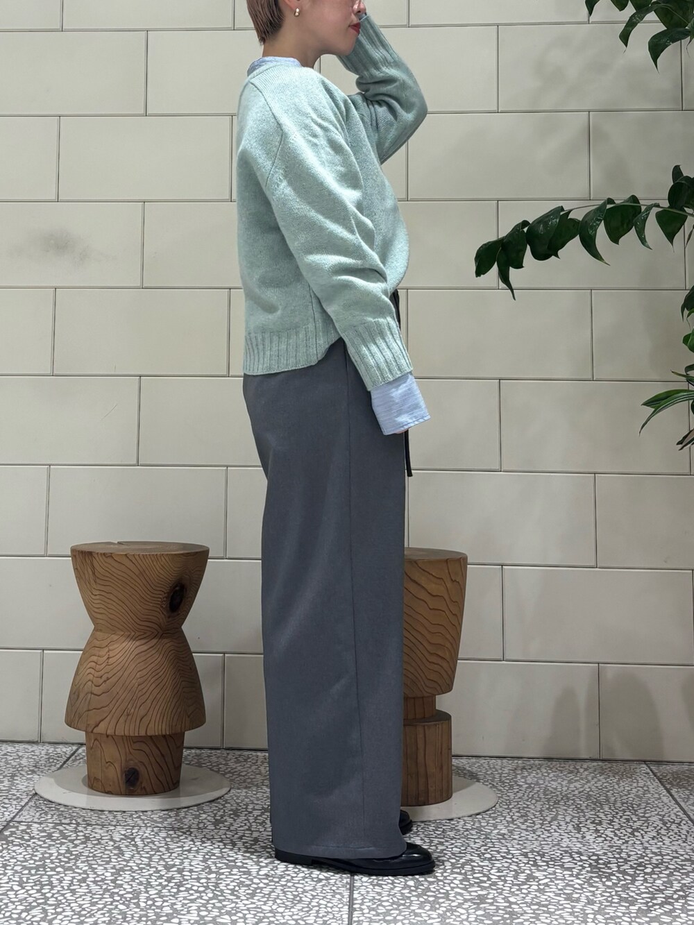 「最近のいい感じコーデ、ニット、きれいめカジュアル、メガネ女子、ブルべ夏、ニットコーデ」｜「URBAN RESEARCHのHAMILTON WOOL クルーネックニット（ニット/セーター、ブルー系）」を使った、MINAMIさん（レディース・158cm）の冬コーディネートの2枚目の写真