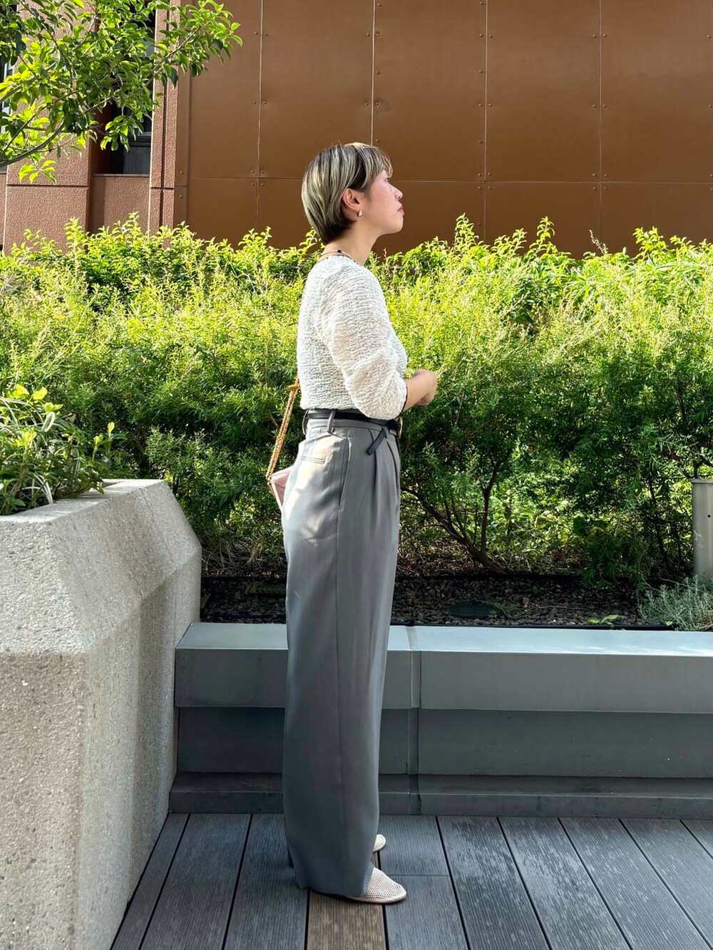 ホワイト系のその他シューズ、グレー系のその他パンツ、ホワイト系のTシャツ/カットソーを着用したレディースの夏コーディネートの2枚目の写真