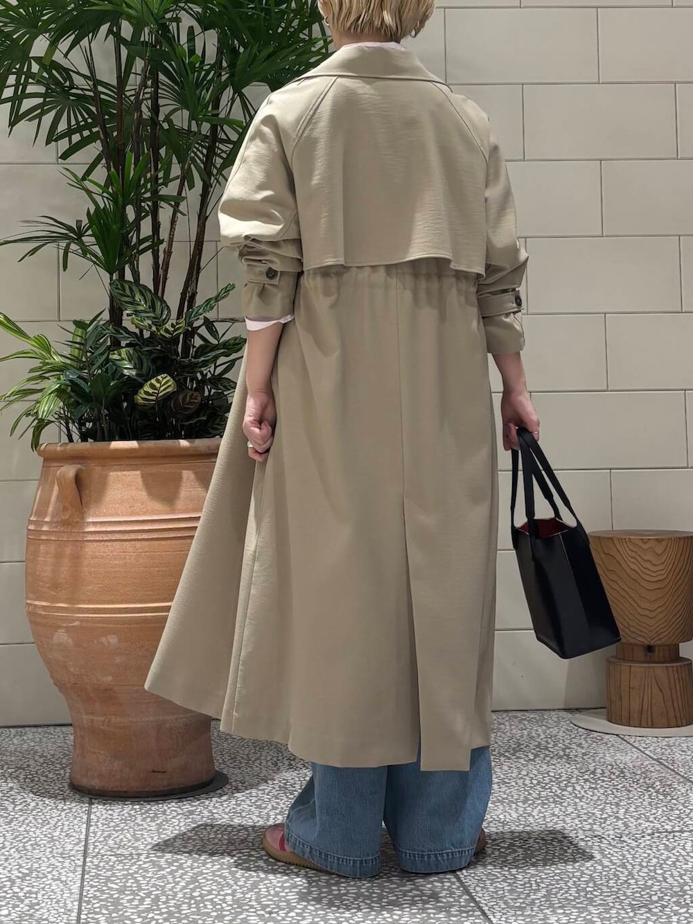 「大人カジュアル、デニム、きれいめカジュアル、URBANRESEARCH、トレンチコート、newarrival、骨格ウェーブ、ウェーブ×ブルベ夏、ここでしか手に入らない別注アイテム、春アウターコーデ」｜「かぐれのフェードデニムイージーパンツ（デニムパンツ、ブルー系）」を使った、MINAMIさん（レディース・158cm）の春コーディネートの5枚目の写真