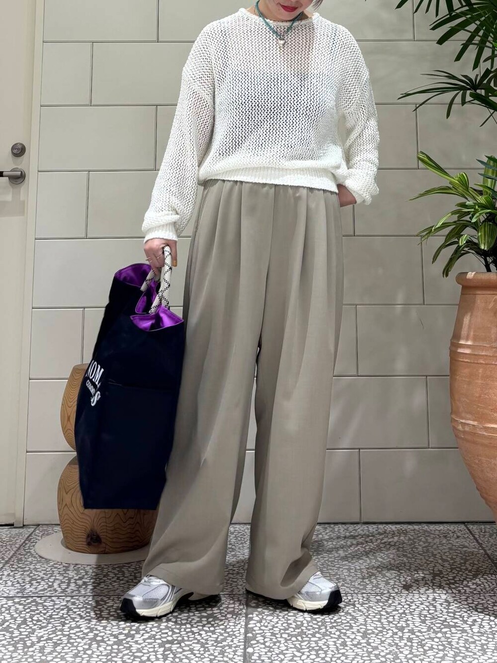「大人カジュアル、スニーカー、ワイドパンツ、カジュアル、ニット、URBANRESEARCH、パンツスタイル、newarrival、休日スタイル、骨格ウェーブ、ウェーブ×ブルベ夏、過ごしやすい、新作スニーカーコーデ」|「KANEKO OPTICALの『別注』KANEKO OPTICAL×URBAN RESEARCH TYPE-D(メガネ、シルバー系)」を使った、MINAMIさん(レディース・158cm)の春コーディネートの3枚目の写真