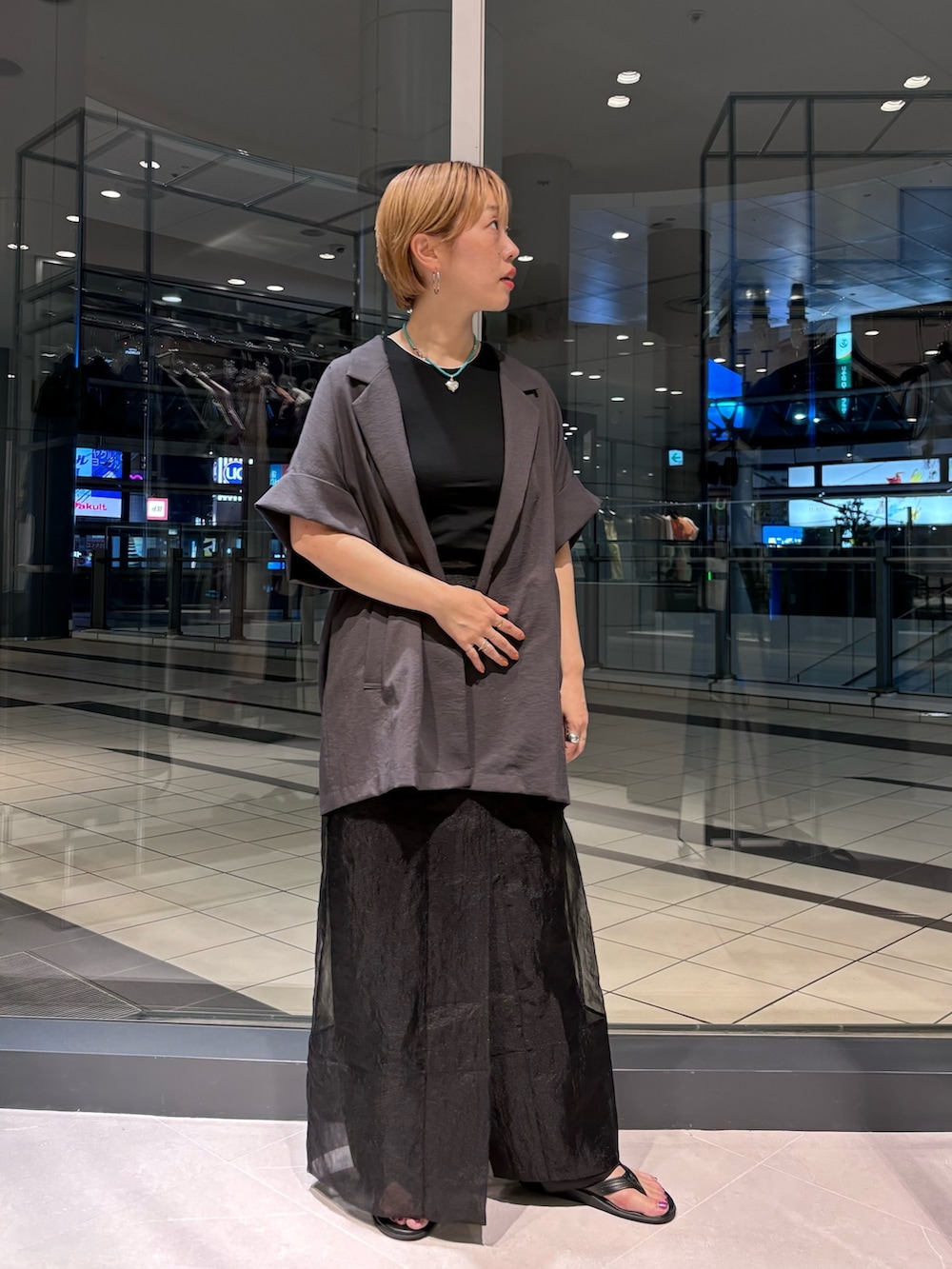 「モード、韓国ファッション、きれいめカジュアル、モノトーン、デートコーデ、骨格ウェーブ」｜「URBAN RESEARCHのハーフスリーブジャケット（テーラードジャケット、グレー系）」を使った、MINAMIさん（レディース・158cm）の春コーディネートの3枚目の写真