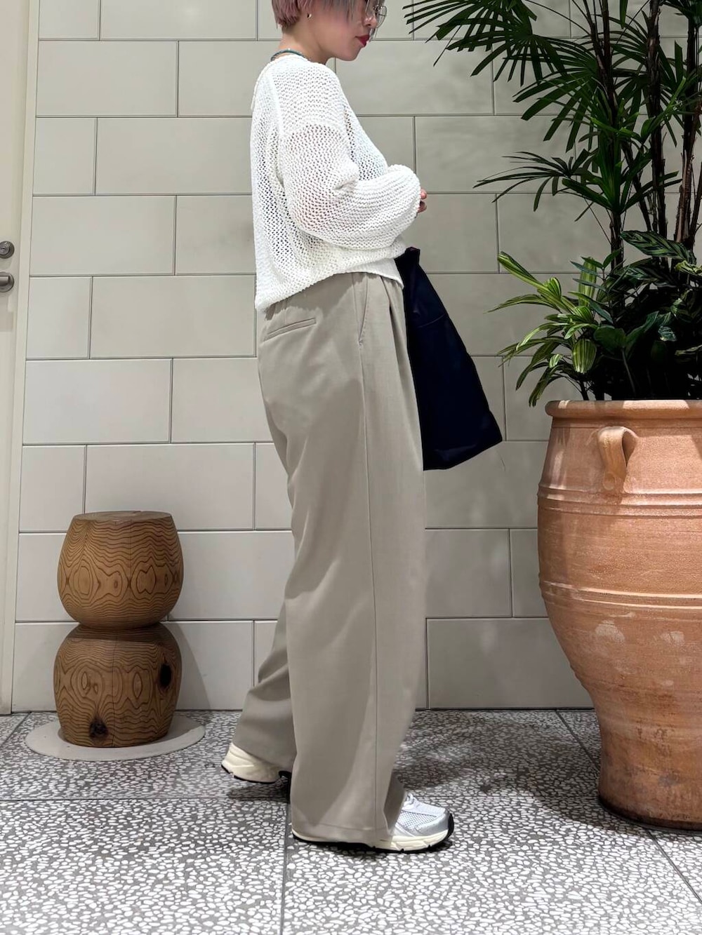 「大人カジュアル、スニーカー、ワイドパンツ、カジュアル、ニット、URBANRESEARCH、パンツスタイル、newarrival、休日スタイル、骨格ウェーブ、ウェーブ×ブルベ夏、過ごしやすい、新作スニーカーコーデ」|「KANEKO OPTICALの『別注』KANEKO OPTICAL×URBAN RESEARCH TYPE-D(メガネ、シルバー系)」を使った、MINAMIさん(レディース・158cm)の春コーディネートの2枚目の写真