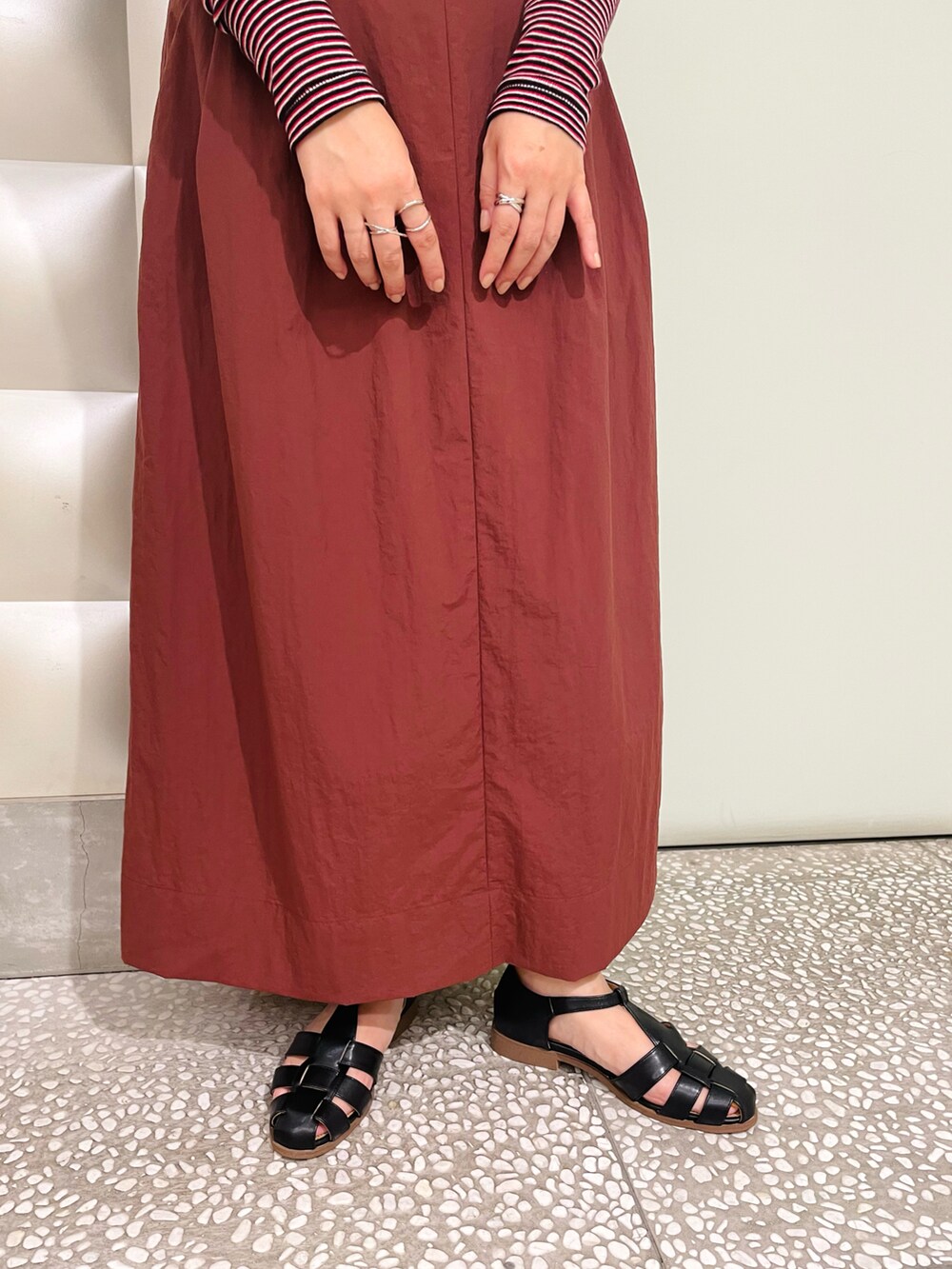 「シンプル、スカート、ロングスカート、ボーダー、グルカサンダル、秋服準備はじめました、別注、パワーショルダー、ブラウン」｜「URBAN RESEARCHのスクエアネックニットTOP（ニット/セーター、ブラック系）」を使った、MINAMIさん（レディース・158cm）の夏コーディネートの3枚目の写真