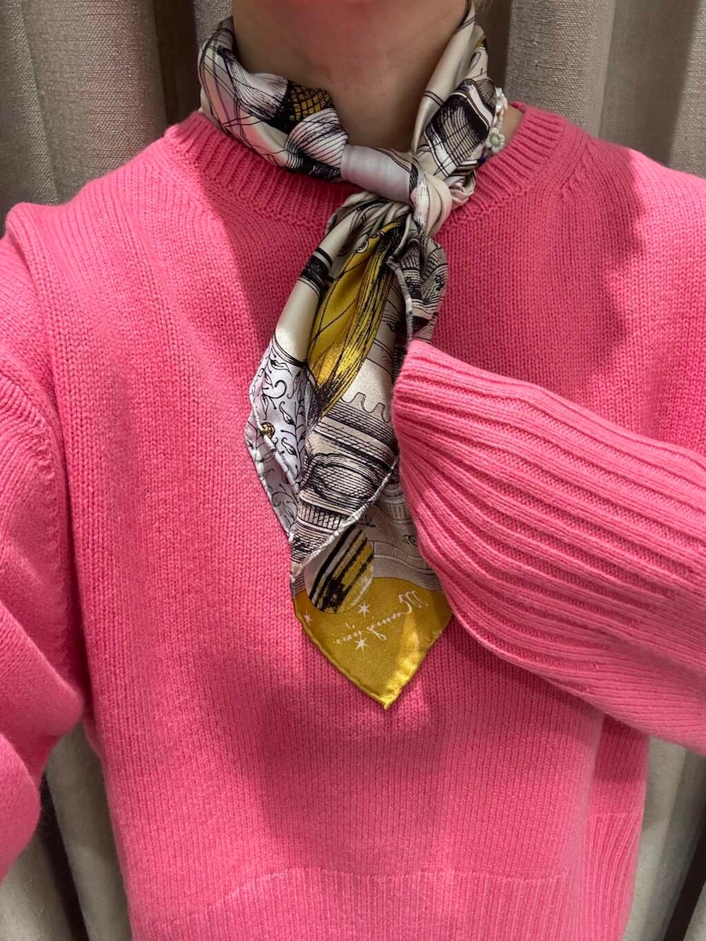 グレー系のその他アウター、ピンク系のニット/セーター、ホワイト系のその他パンツを着用したレディースの秋コーディネートの4枚目の写真