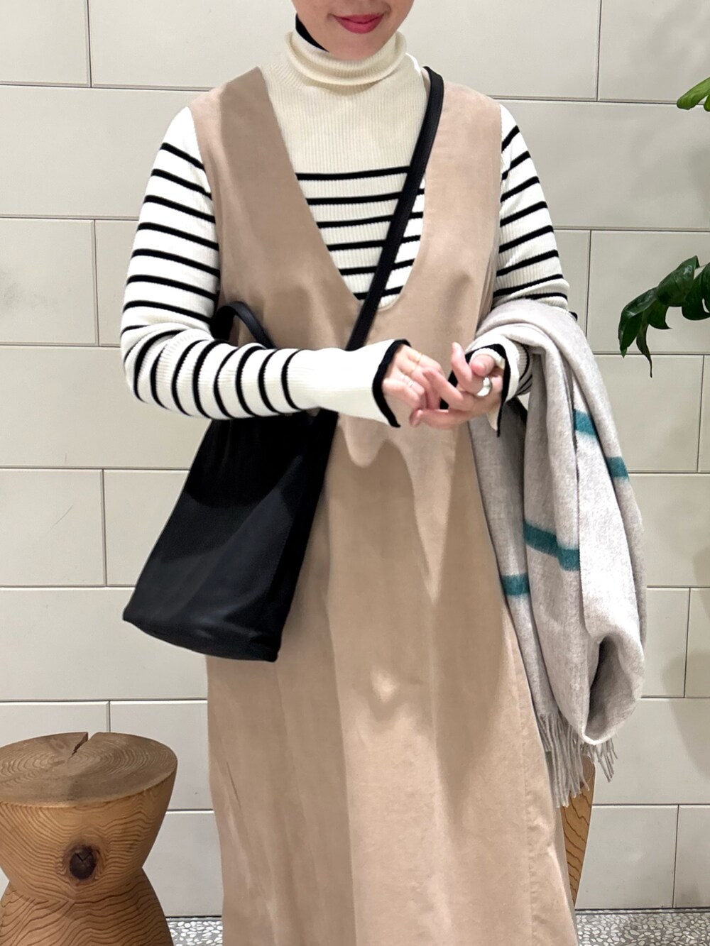 「秋コーデ、お出かけコーデ、ワンピース、コーデュロイ、ブーツ、淡色コーデ、キレイめカジュアル」｜「URBAN RESEARCHの『一部WEB限定カラー』『UR TECH』ハイネックリブニット（ニット/セーター、ホワイト系）」を使った、MINAMIさん（レディース・158cm）の秋コーディネートの3枚目の写真