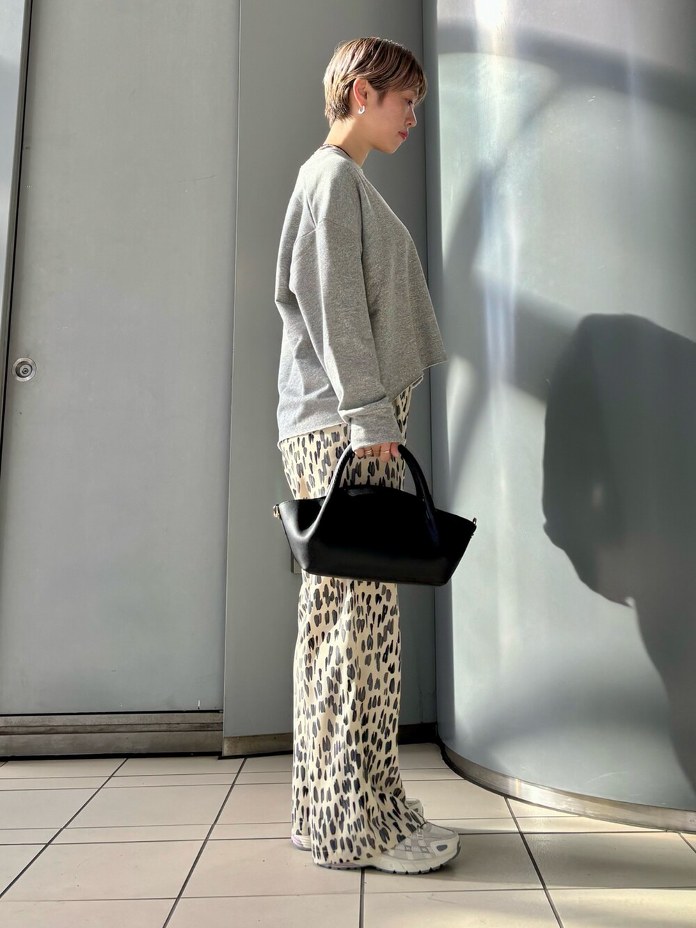 「淡色コーデ、秋服準備はじめました、休日スタイル、スニーカー、秋先取りコーデ」｜「URBAN RESEARCHのブラッシュプリントギャザーパンツ（その他パンツ、ホワイト系）」を使った、MINAMIさん（レディース・158cm）の秋コーディネートの2枚目の写真