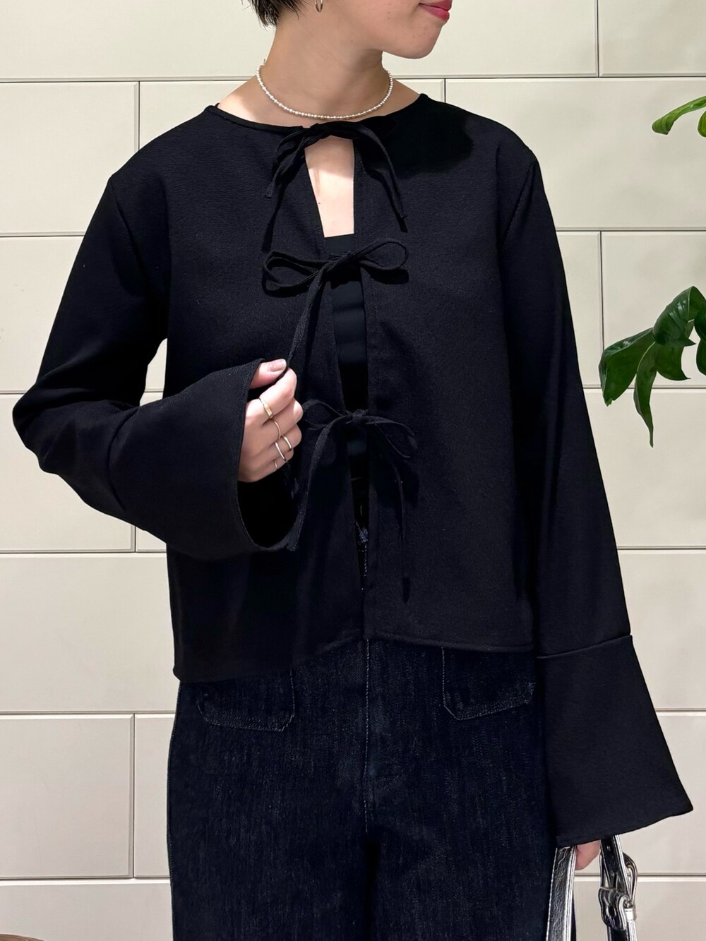 「秋っぽコーデ更新中、デニム、デートコーデ、お出かけコーデ、秋コーデ、秋服準備はじめました、キレイめカジュアル」｜「URBAN RESEARCH ROSSO WOMENのリボンブラウス（シャツ/ブラウス、ブラック系）」を使った、MINAMIさん（レディース・158cm）の秋コーディネートの2枚目の写真