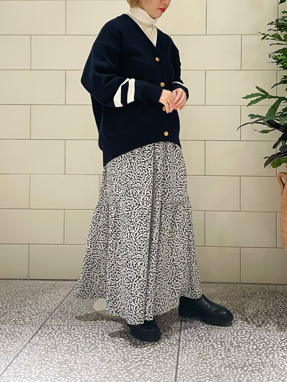 「秋冬コーデ、カジュアルコーデ、カーディガン、フラワープリント、ロングスカート、ブーツ、タートルネック」｜「URBAN RESEARCHの金ボタンラインカーディガン（カーディガン/ボレロ、ブルー系）」を使った、MINAMIさん（レディース・158cm）の秋コーディネートの2枚目の写真