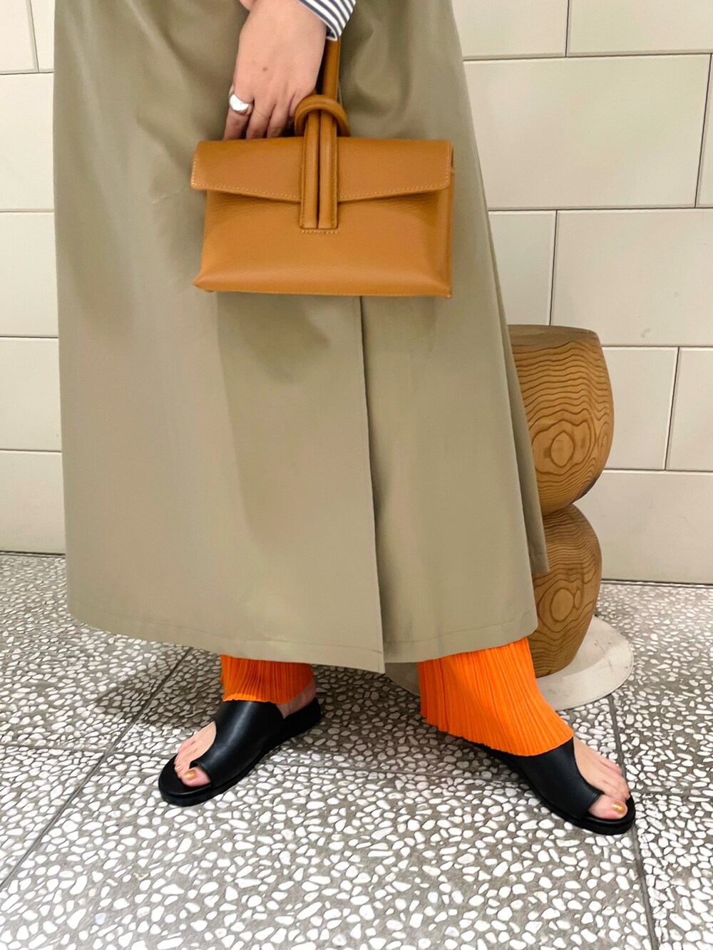 「春服みてみて、今日のコーデ、ストライプ、シャツワンピ、ワンピース、ロングワンピース、レイヤードスタイル、オレンジ、ニットパンツ、プチプラ、カラー×コーデ」｜「Dessin de Modeのアイテム（ワンピース/ドレス、ベージュ系）」を使った、MINAMIさん（レディース・158cm）の春コーディネートの4枚目の写真