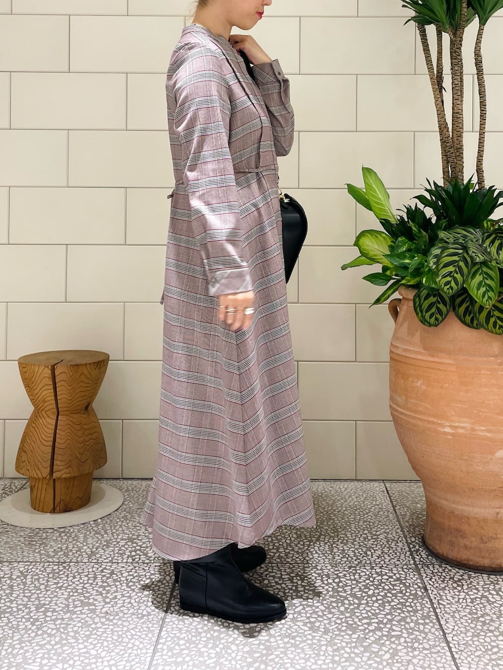 「お出かけコーデ、ワンピース、シンプルコーデ、チェック、ブーツ、秋コーデ、ロングワンピース、ロングブーツ」｜「URBAN RESEARCH ROSSO WOMENのイレギュラーヘムワンピース（ワンピース、グレー系）」を使った、MINAMIさん（レディース・158cm）の秋コーディネートの2枚目の写真