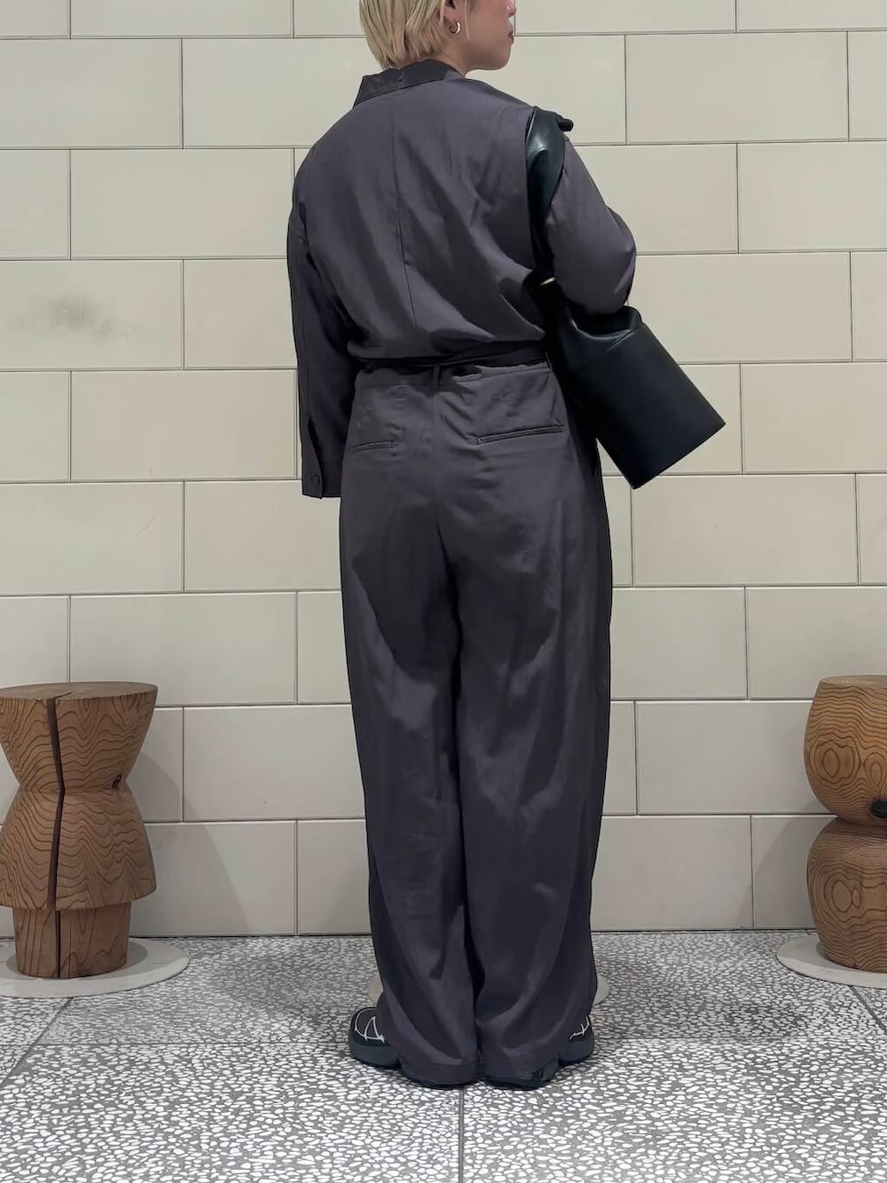 「オールインワン、大人カジュアル、スポーツミックス、URBANRESEARCH、newarrival、休日スタイル、春夏コーデ、旅行コーデ、骨格ウェーブ、大人スニーカー、ウェーブ×ブルベ夏、ここでしか手に入らない別注アイテム、初夏のお出掛けコーデ、テーマパークコーデ、過ごしやすい」｜「SALOMONの『23-25サイズ』SALOMON　Exclusive XT-PATHWAY II（スニーカー、グレー系）」を使った、MINAMIさん（レディース・158cm）の春コーディネートの4枚目の写真