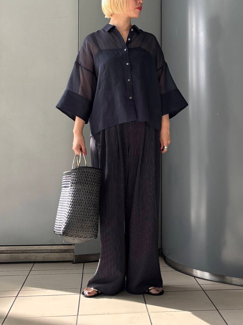 「大人カジュアル、イージーパンツ、URBANRESEARCH、シンプルコーデ、newarrival、柄物、骨格ウェーブ、ウェーブ×ブルベ夏、シャツが主役の夏コーデ、私が選ぶセールアイテム25ss、夏ルックで気分アップ」｜「NICOLAS LAINASの『別注』NICOLAS LAINAS×URBAN RESEARCH　リングサンダル（サンダル、ブラック系）」を使った、MINAMIさん（レディース・158cm）の夏コーディネートの2枚目の写真