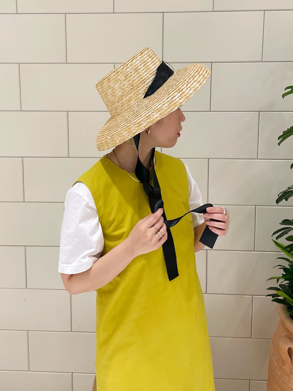 「春夏コーデ、休日スタイル、大人コーデ、レイヤードスタイル、イエロー、ハット、サンダル、パイソン柄」｜「URBAN RESEARCHのSTRAW RIBBON HAT（ハット、ベージュ系）」を使った、MINAMIさん（レディース・158cm）の春コーディネートの3枚目の写真