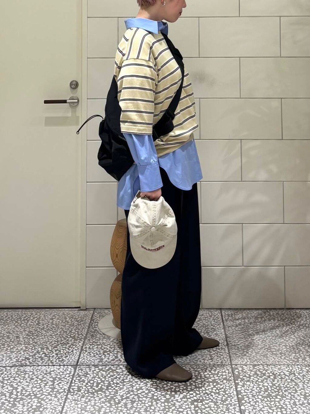 ブラック系のその他パンツ、ブルー系のシャツ/ブラウス、ブラック系のバックパック/リュックを着用したレディースの春コーディネートの3枚目の写真