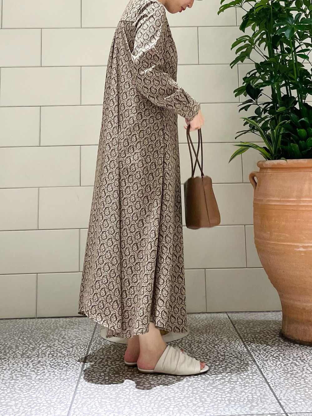 「ブラウン、ワントーンコーデ、ワンピース、ペイズリー、ミニバッグ、ロングワンピース、シンプル、はじめましてコーデ、大人カジュアル、きれいめカジュアル、ラクチンコーデ」｜「URBAN RESEARCH ROSSO WOMENのイレギュラーヘムペイズリーワンピース（ワンピース、ブラウン系）」を使った、MINAMIさん（レディース・158cm）の春コーディネートの2枚目の写真