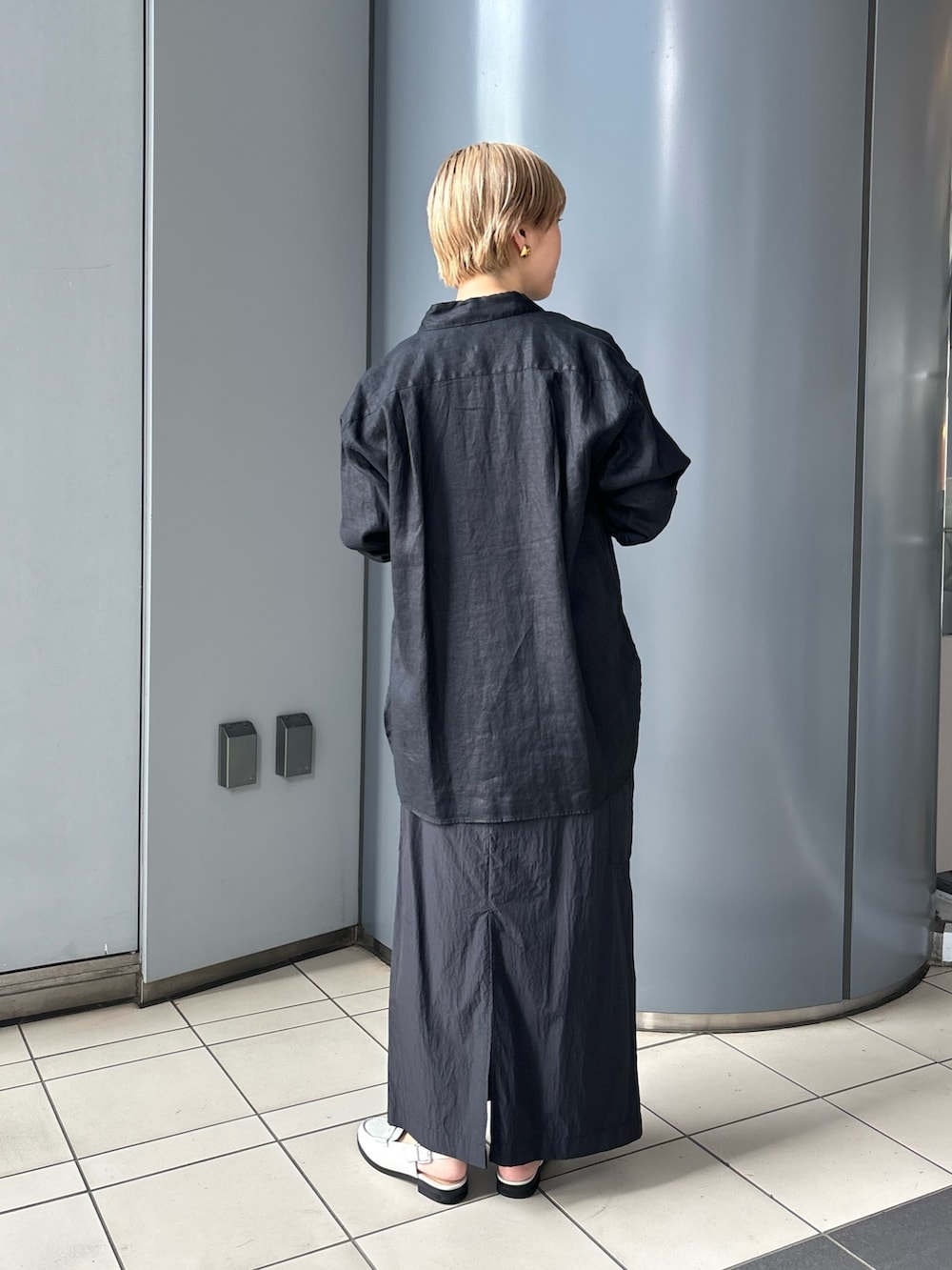 「春のNewスタイル、シンプルコーデ、大人カジュアル、ローファー、休日スタイル、スポーツミックス、リネン、シャツスタイル」｜「URBAN RESEARCHの『UR TECH』カーゴスカート（スカート、ブラック系）」を使った、MINAMIさん（レディース・158cm）の春コーディネートの3枚目の写真