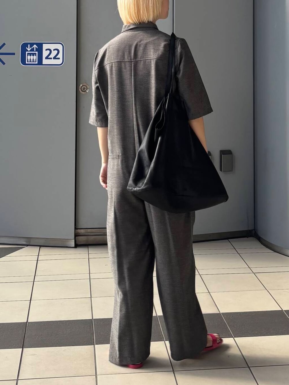 「オールインワン、シンプルコーデ、夏コーデ、旅行コーデ、私が選ぶセールアイテム25ss、夏ルックで気分アップ」｜「URBAN RESEARCHの『2サイズ展開』リネンブレンドジャンプスーツ（サロペット/オーバーオール、ブラック系）」を使った、MINAMIさん（レディース・158cm）の夏コーディネートの3枚目の写真