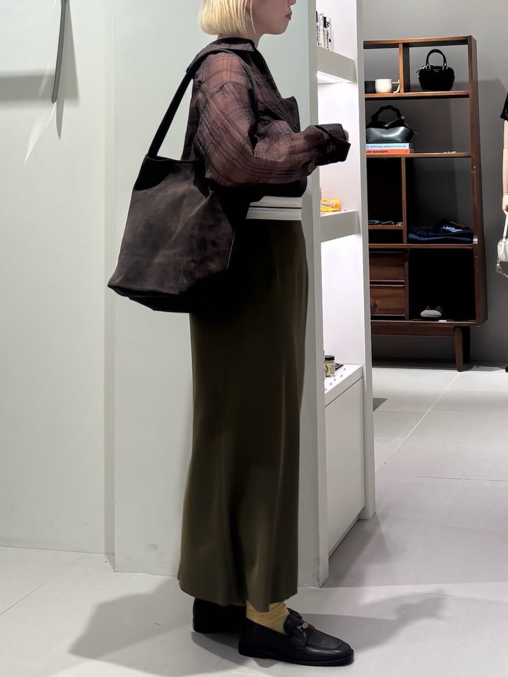 「チェック、ブラウン、秋服準備はじめました、シャツスタイル、きれいめカジュアル、シアートップス、シンプルコーデ、ロングスカート、小物で作る初秋コーデ、季節の変わり目羽織コーデ、大人コーデ、シンプル、秋のコーデ、今日のコーデ、秋色」｜「URBAN RESEARCHのシアーチェックオーバーシャツ（シャツ/ブラウス、ブラウン系）」を使った、MINAMIさん（レディース・158cm）の秋コーディネートの2枚目の写真