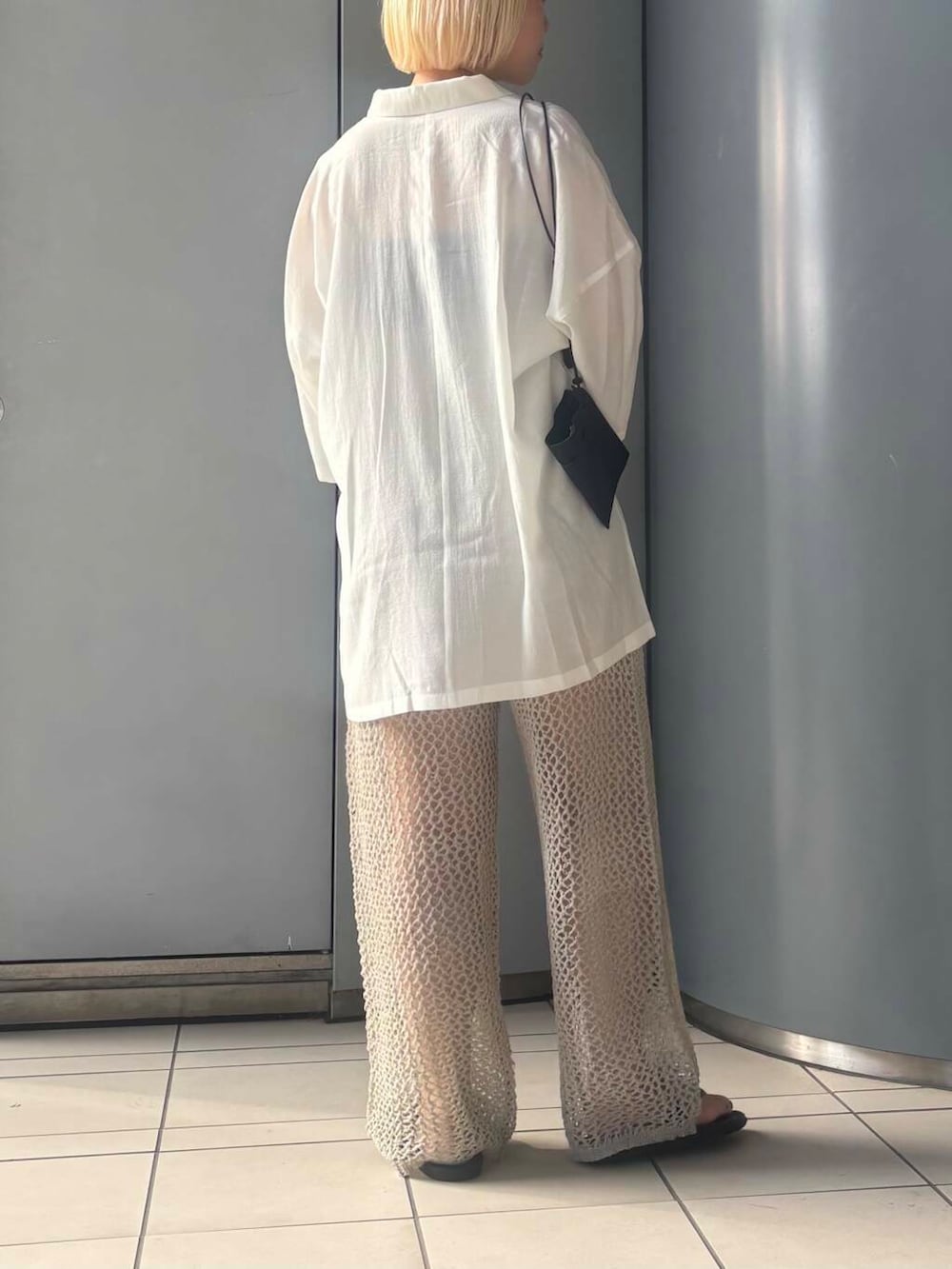 「大人カジュアル、きれいめカジュアル、URBANRESEARCH、シンプルコーデ、パンツ、newarrival、骨格ウェーブ、ウェーブ×ブルベ夏、夏ルックで気分アップ」｜「URBAN RESEARCHのハーフスリーブシアーワイドシャツ（シャツ/ブラウス、ホワイト系）」を使った、MINAMIさん（レディース・158cm）の夏コーディネートの3枚目の写真