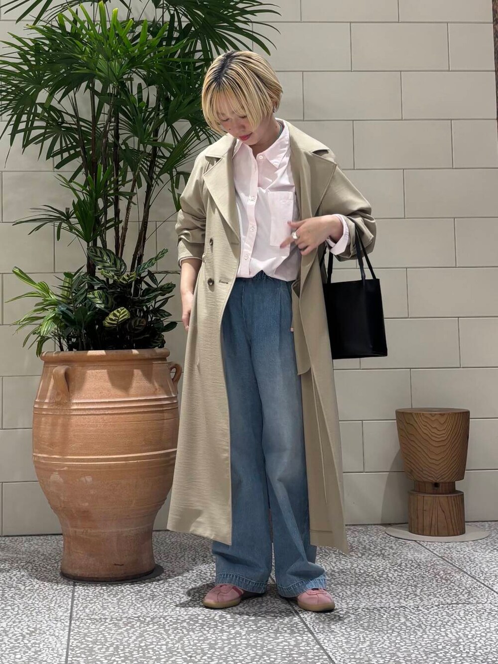 「大人カジュアル、デニム、きれいめカジュアル、URBANRESEARCH、トレンチコート、newarrival、骨格ウェーブ、ウェーブ×ブルベ夏、ここでしか手に入らない別注アイテム、春アウターコーデ」｜「かぐれのフェードデニムイージーパンツ（デニムパンツ、ブルー系）」を使った、MINAMIさん（レディース・158cm）の春コーディネートの2枚目の写真