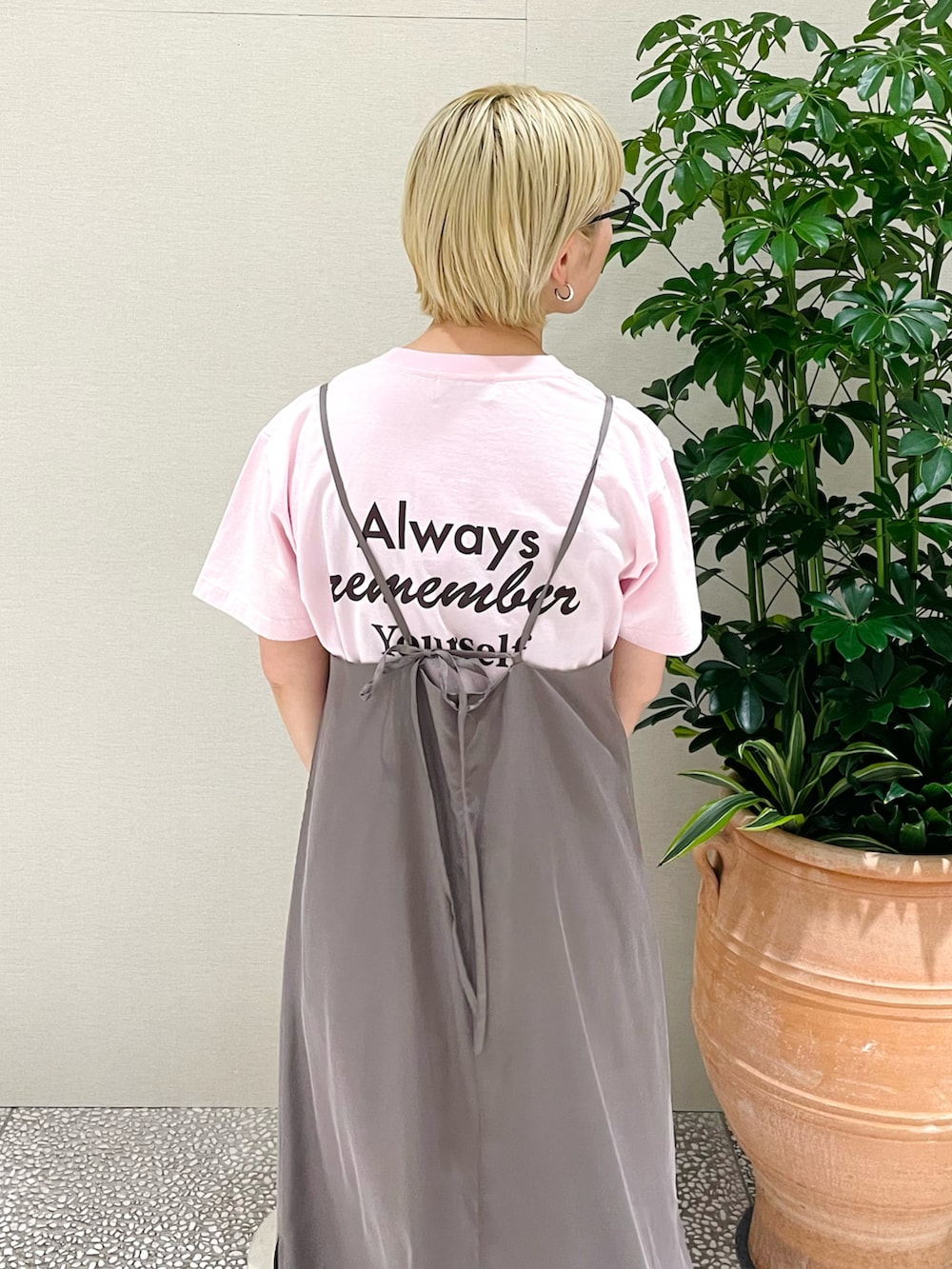 ピンク系のTシャツ/カットソー、ブラウン系のワンピース、ブルー系のサンダルを着用したレディースの春コーディネートの4枚目の写真