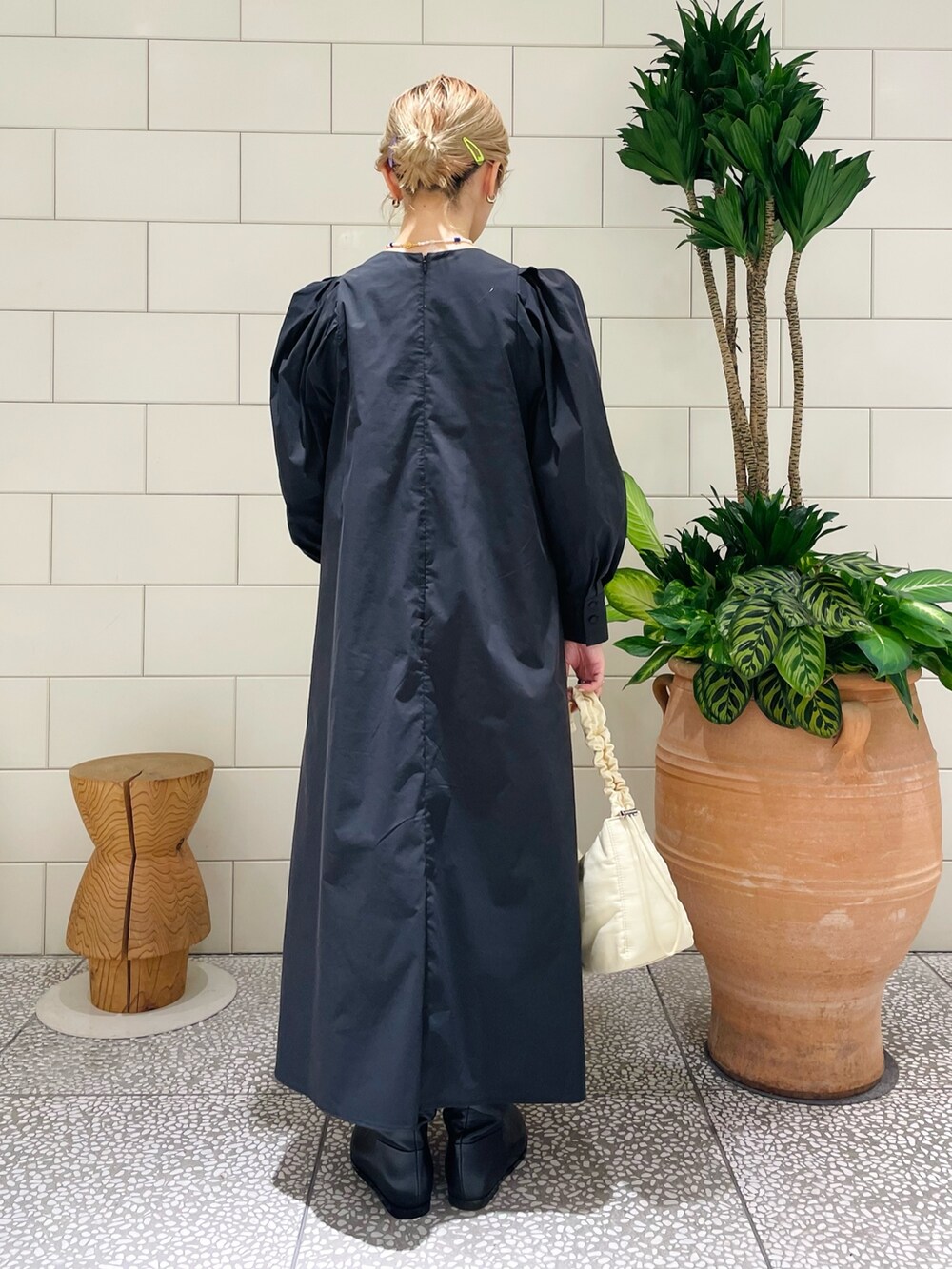「秋コーデ、シンプルコーデ、ブーツ、お出かけコーデ、ワンピース、秋服コーデ、シンプル、ワントーンコーデ」｜「URBAN RESEARCHの袖ボリュームAラインワンピース（ワンピース、ブラック系）」を使った、MINAMIさん（レディース・158cm）の秋コーディネートの3枚目の写真