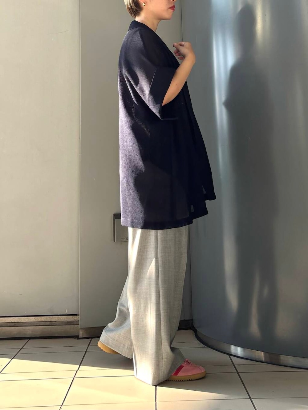 「URBANRESEARCH、newarrival、ブルベ夏、骨格ウェーブ、ウェーブ×ブルベ夏、盛夏から晩夏へスイッチコーデ、ウェーブ×カジュアル、ウェーブ×着やせ、私の推し新作アイテム」｜「adidasのadidas　BERMUDA（スニーカー、ピンク系）」を使った、MINAMIさん（レディース・158cm）の夏コーディネートの2枚目の写真