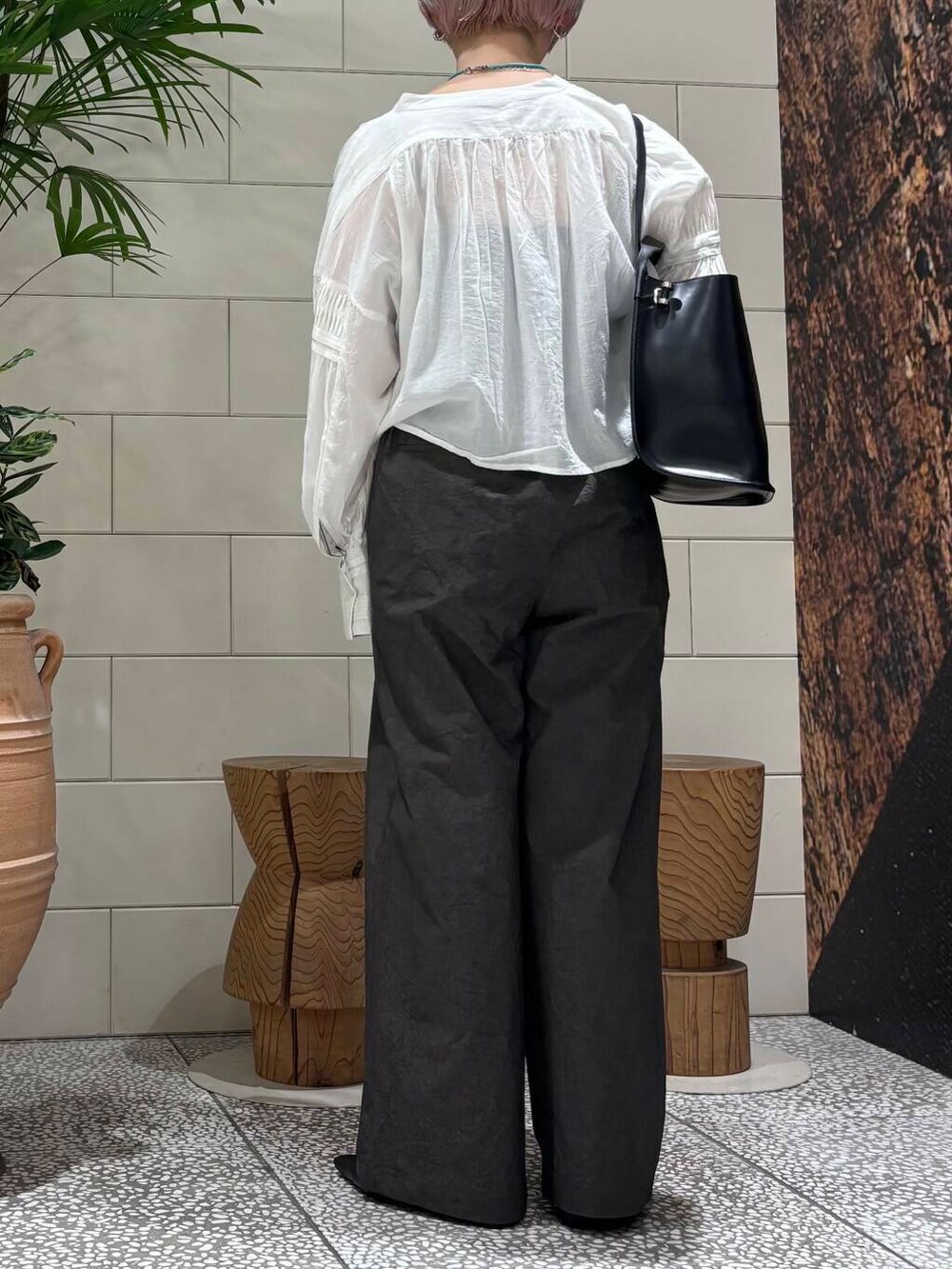 「大人カジュアル、ワイドパンツ、きれいめカジュアル、URBANRESEARCH、春コーデ、パンツスタイル、newarrival、骨格ウェーブ、ウェーブ×ブルベ夏、ここでしか手に入らない別注アイテム、過ごしやすい、ブラウスが主役の春コーデ」｜「PIENIのPIENI　KUU（トートバッグ、ブラック系）」を使った、MINAMIさん（レディース・158cm）の春コーディネートの4枚目の写真