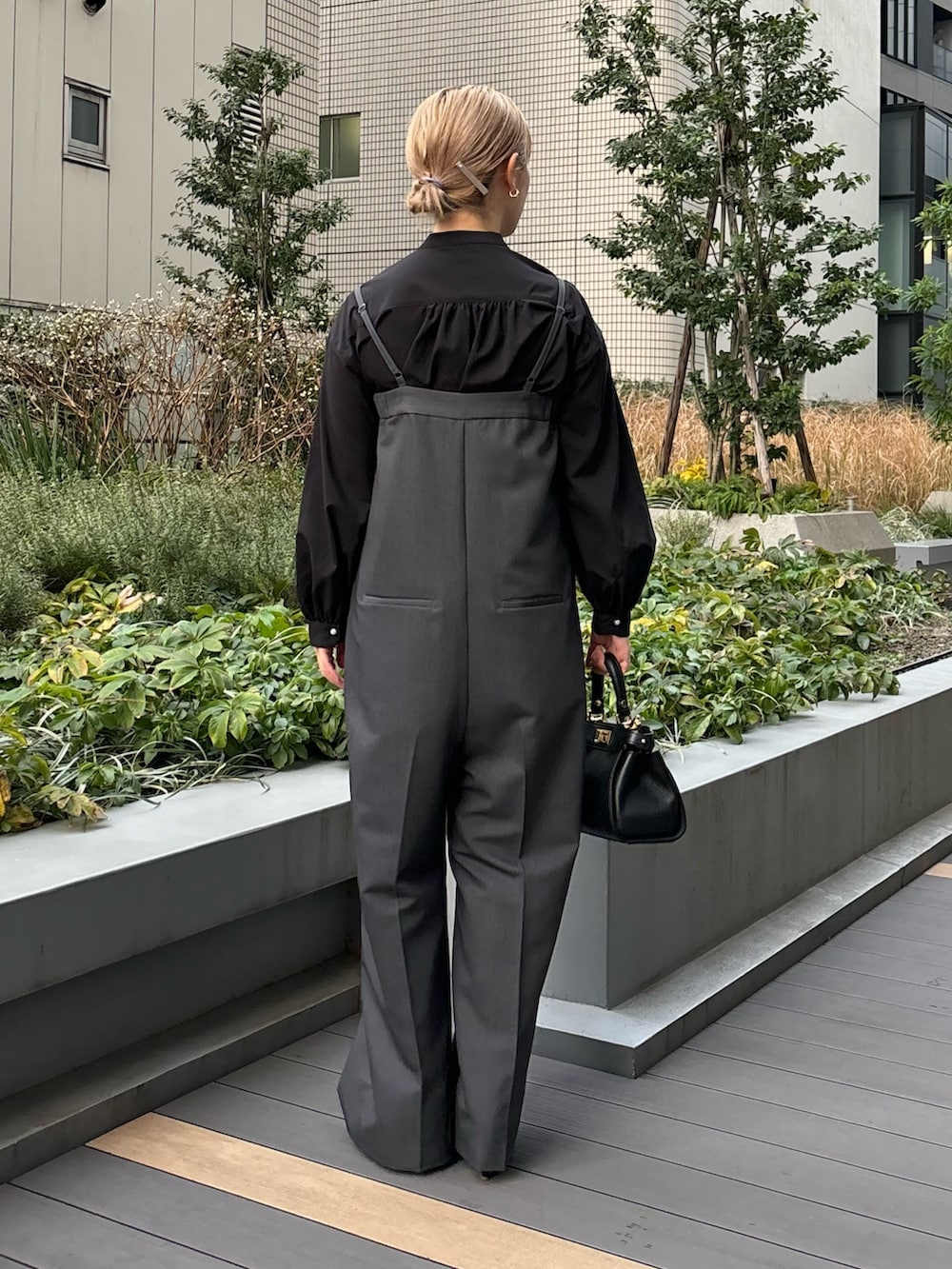 「シンプルコーデ、お出かけコーデ、オフィスカジュアル、大人女子、シンプル、オトナカジュアル」|「URBAN RESEARCH ROSSO WOMENのパール釦ボリュームシャツブラウス(シャツ/ブラウス、ブラック系)」を使った、MINAMIさん(レディース・158cm)の冬コーディネートの3枚目の写真