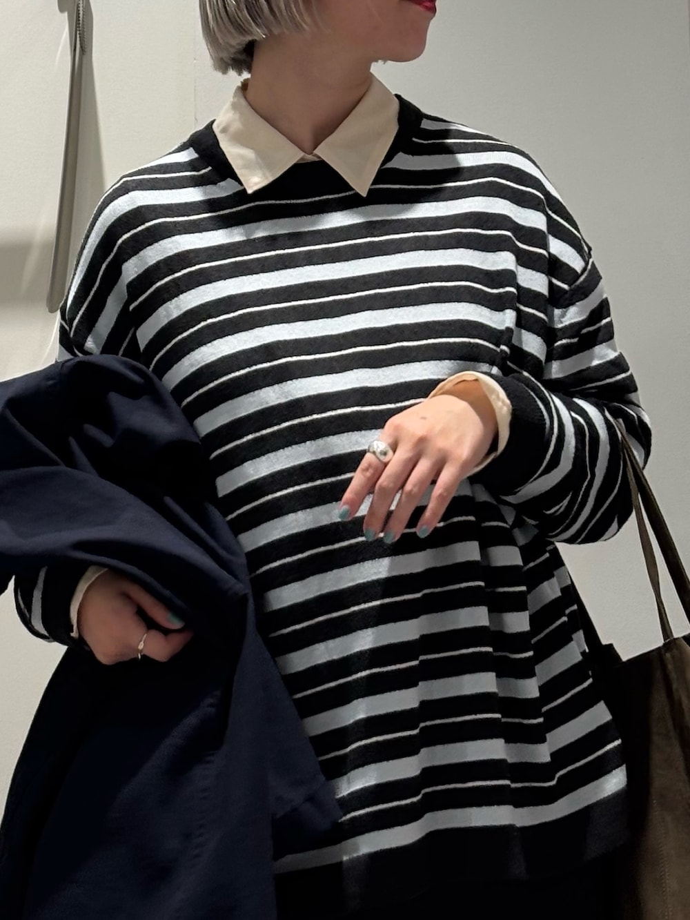 「秋服準備はじめました、スポーツミックス、レイヤードスタイル、ロングスカート、キャップ、小物で作る初秋コーデ、別注アイテム、季節の変わり目羽織コーデ、秋のコーデ、秋カラー、お出かけコーデ、オトナカジュアル」|「URBAN RESEARCHのシアーウールレギュラーカラーシャツ(シャツ/ブラウス、ホワイト系)」を使った、MINAMIさん(レディース・158cm)の秋コーディネートの4枚目の写真