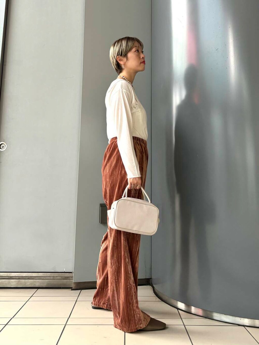 ホワイト系のボストンバッグ、ピンク系のその他パンツ、ホワイト系のTシャツ/カットソーを着用したレディースの夏コーディネートの2枚目の写真