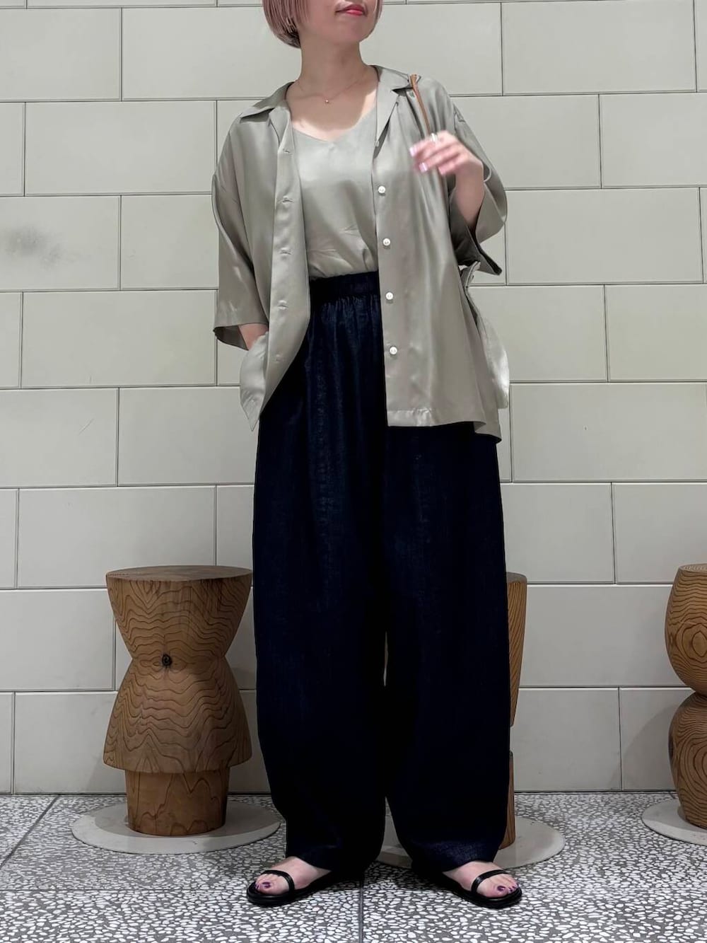 「大人カジュアル、デニム、きれいめカジュアル、URBANRESEARCH、シンプルコーデ、レイヤードスタイル、newarrival、休日スタイル、サンダルコーデ、お出かけコーデ、骨格ウェーブ、ウェーブ×ブルベ夏、やや暑い」|「URBAN RESEARCHのff by decor urban research ハートネックレス(ネックレス、ゴールド系)」を使った、MINAMIさん(レディース・158cm)の春コーディネートの2枚目の写真