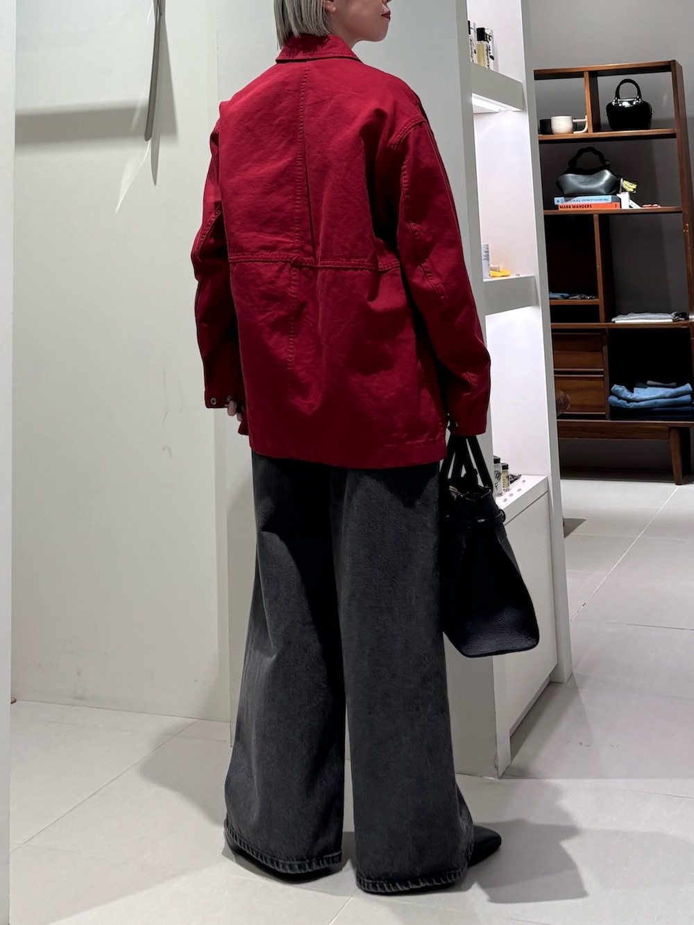 「秋服準備はじめました、シンプルコーデ、秋コーデ、デニム、旬顔デニムコーデ、lee101、季節の変わり目羽織コーデ、初秋のパンツスタイル、おでかけコーデ、秋、パンツコーデ、秋冬コーデ、大人かわいい」｜「URBAN RESEARCHのオペラローファー（ローファー、ブラック系）」を使った、MINAMIさん（レディース・158cm）の秋コーディネートの3枚目の写真