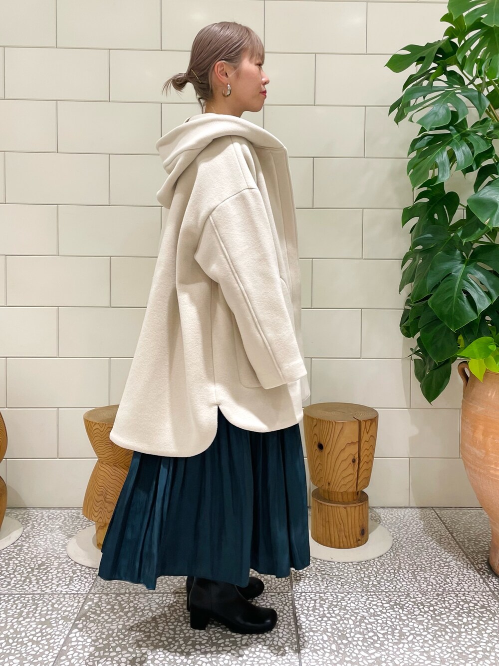 「新星WEARISTAにエントリー、ワンピース、休日スタイル、クリスマスに着たい服、マイベストコーデ2023、お出かけコーデ、きれいめカジュアル、ブーツ、大人かわいい」｜「URBAN RESEARCH ROSSO WOMENのMANTECO Aラインフーディーコート（その他アウター、ホワイト系）」を使った、MINAMIさん（レディース・158cm）の冬コーディネートの2枚目の写真