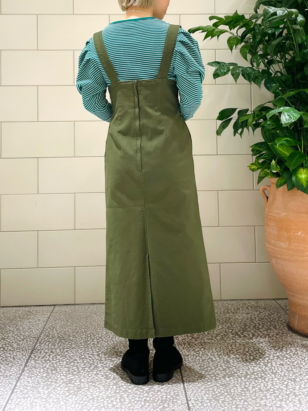 「ワントーンコーデ、ジャンスカ、グリーン、ボーダー、カットソー、ブーツ、レースアップシューズ、秋服準備はじめました、リング、シルバーアクセサリー」｜「URBAN RESEARCHのdecor　Round Locket pendant（チャーム、シルバー系）」を使った、MINAMIさん（レディース・158cm）の秋コーディネートの3枚目の写真