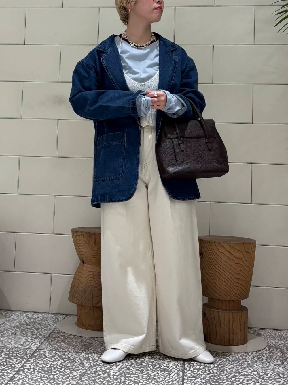 「デートコーデ、URBANRESEARCH、レイヤードスタイル、newarrival、ブルベ夏、骨格ウェーブ、ウェーブ×ブルベ夏、私の推しデニムスタイル」|「URBAN RESEARCHのテーラードデニムジャケット(デニムジャケット、ブルー系)」を使った、MINAMIさん(レディース・158cm)の冬コーディネートの4枚目の写真