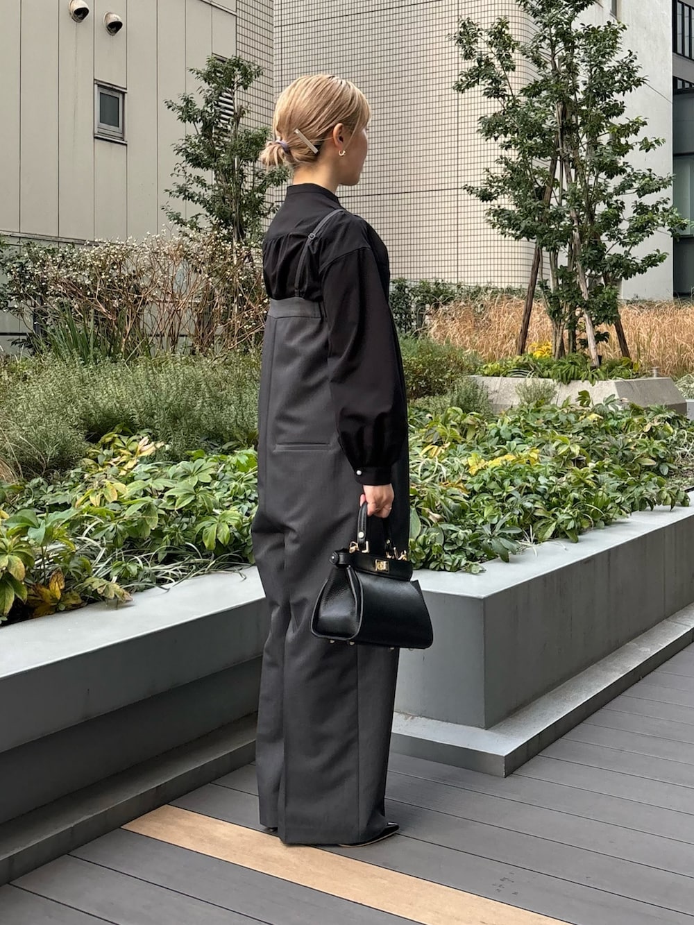「シンプルコーデ、お出かけコーデ、オフィスカジュアル、大人女子、シンプル、オトナカジュアル」|「URBAN RESEARCH ROSSO WOMENのパール釦ボリュームシャツブラウス(シャツ/ブラウス、ブラック系)」を使った、MINAMIさん(レディース・158cm)の冬コーディネートの2枚目の写真