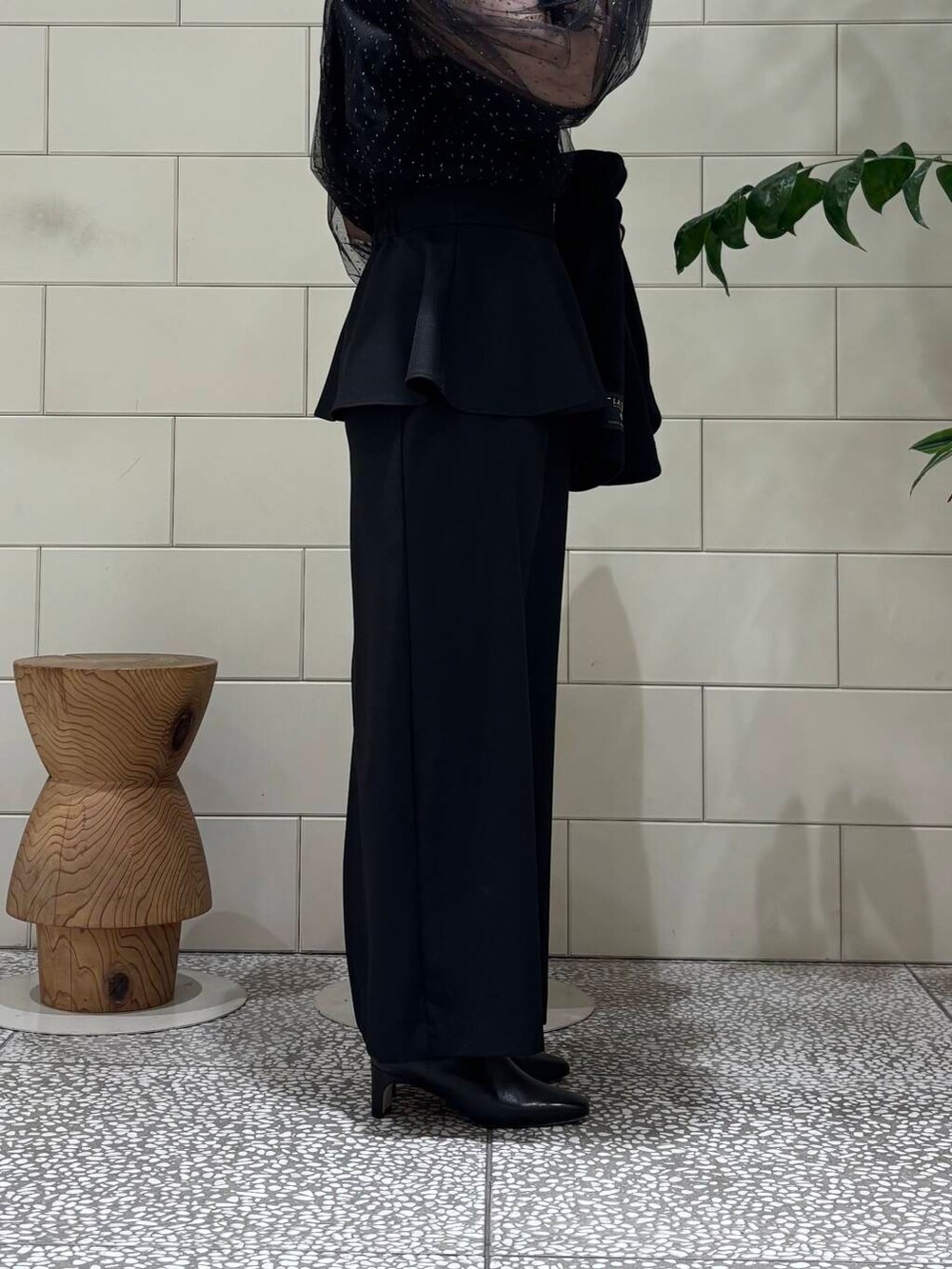 ブラック系のその他アウター、ブラック系のハンドバッグ、ブラック系のシャツ/ブラウスを着用したレディースの冬コーディネートの4枚目の写真