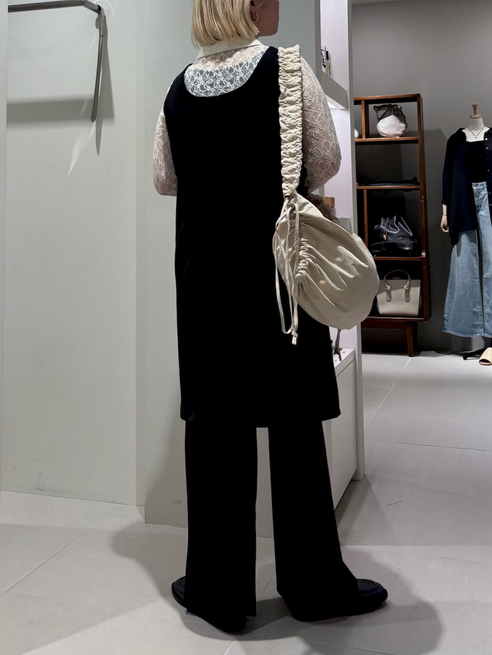 「ショルダーバッグ、秋服準備はじめました、シアートップス、ワンピース、シンプルコーデ、お出かけコーデ、レイヤードスタイル、初秋のパンツスタイル、オトナカジュアル、大人かわいい、st2508」｜「URBAN RESEARCHのMIMAI　CALF LEATHER LOAFER（ローファー、ブラック系）」を使った、MINAMIさん（レディース・158cm）の夏コーディネートの3枚目の写真