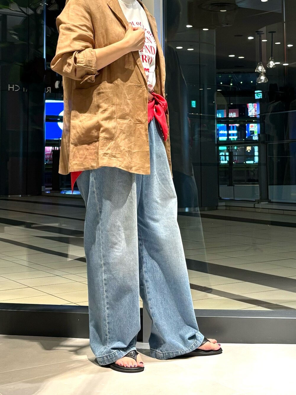 ベージュ系のその他アウター、ホワイト系のTシャツ/カットソー、ブルー系のデニムパンツを着用したレディースの夏コーディネートの2枚目の写真