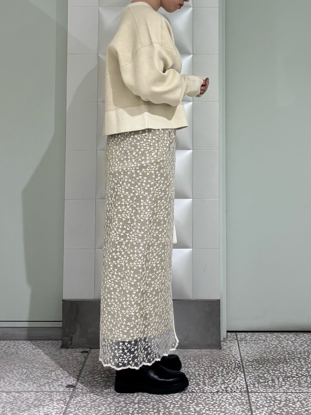 「今日のコーデ、オトナカジュアル、おでかけコーデ、春先取り、春服、カジュアルスタイル、春ニット」｜「URBAN RESEARCH ROSSO WOMENのスウェットライクラメニット（ニット/セーター、ベージュ系）」を使った、MINAMIさん（レディース・158cm）の冬コーディネートの2枚目の写真