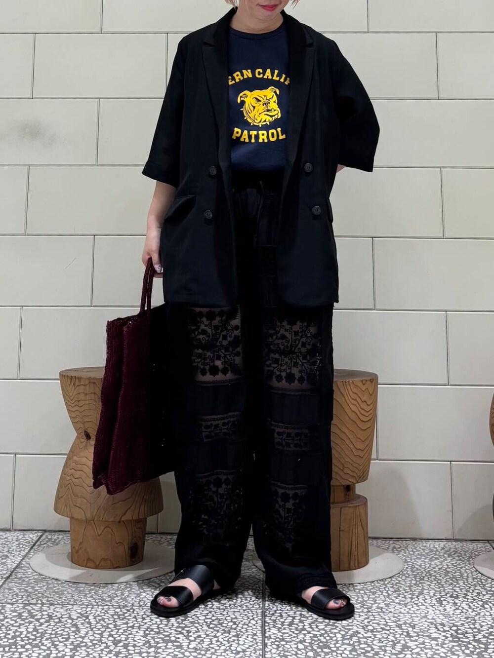 「大人カジュアル、きれいめカジュアル、URBANRESEARCH、シンプルコーデ、サンダル、newarrival、お出かけコーデ、骨格ウェーブ、ウェーブ×ブルベ夏、やや暑い、寒暖差対策アイテム、夏の涼しげパンツコーデ、トレンドシアーアイテム」|「crinkle crinkle crinkleのcrinkle crinkle crinkle patchwork embroidery pants(その他パンツ、ブラック系)」を使った、MINAMIさん(レディース・158cm)の夏コーディネートの2枚目の写真
